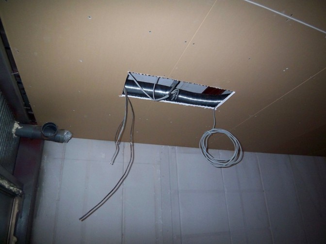 天井の電気配線